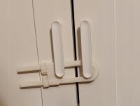 BEZKLEJOWE ZABEZPIECZENIE DO SZAFEK DRZWICZEK BLOKADA DO SZUFLAD MEBLI PRZED DZIEĆMI ZATRZASK U-LOCK - 7