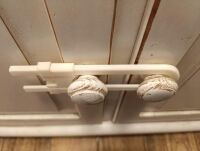 BEZKLEJOWE ZABEZPIECZENIE DO SZAFEK DRZWICZEK BLOKADA DO SZUFLAD MEBLI PRZED DZIEĆMI ZATRZASK U-LOCK - 6