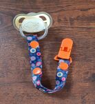 GRANATOWA W KWIATY ZAWIESZKA DO SMOCZKA PRZYPINKA NA SMOCZEK TASIEMKA KLIPS DLA DZIEWCZYNKI - 2