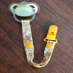 ŻÓŁTE MISIE PRZYPINKA ZAWIESZKA DO SMOCZKA NA SMOCZEK Z KLIPSEM DLA CHŁOPCA DZIEWCZYNKI - 2