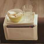 KREMOWA TACA NA KANAPĘ OPARCIE SOFĘ PODKŁADKA PODSTAWKA PRZYBORNIK ORGANIZER NA PILOTY AKCESORIA - 4