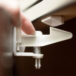 WEWNĘTRZNA BLOKADA MEBLOWA ZABEZPIECZENIE SZAFEK SZUFLAD DRZWICZEK MEBLI PRZED DZIEĆMI - 5