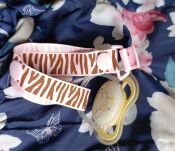 RÓŻOWA ZEBRA PRZYPINKA ZAWIESZKA DO SMOCZKA NA SMOCZEK Z KLIPSEM DLA DZIEWCZYNKI - 5