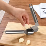 PRASKA KUCHENNA DO CZOSNKU 2W1 – WYCISKACZ ZE STALI NIERDZEWNEJ Z FUNKCJĄ OTWIERACZA DO BUTELEK - 3