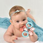 AKUKU LEKKA GRZECHOTKA Z GRYZAKIEM ZABAWKA MIĘKKI GRYZAK DLA NIEMOWLĄT DZIECI NA ZĄBKOWANIE KOSMO - 4